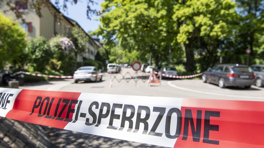 Polizeiabsperrung in der Naehe des Hauses, wo eine mutmassliche Geiselnahme / ein Toetungsdelikts drei Tote gefordert hat, am Doeltschiweg in einem Wohnhaus, am Freitag, 31. Mai 2019, in Zuerich. (KEY ...
