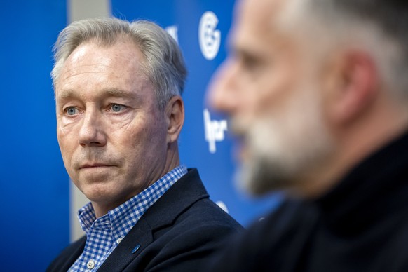 Stephan Schwarz, Sportchef des Grasshopper Club Zuerich, links, und Tomas Oral, neuer Cheftrainer des Grasshopper Club Zuerich, rechts, waehrend einer Medienkonferenz zu seiner Vorstellung, am Diensta ...