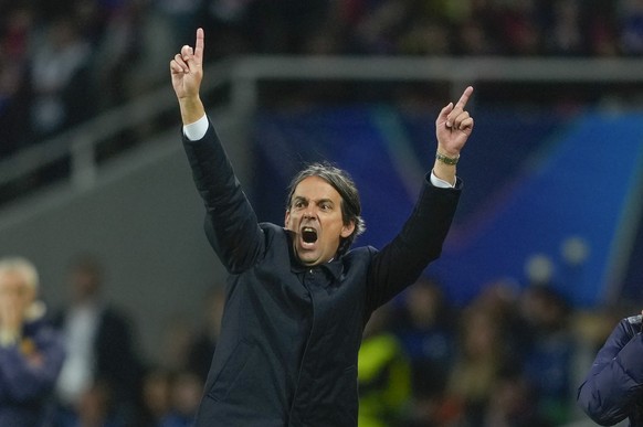 epa12066143 Inter&#039;s head coach Simone Inzaghi gestures during the UEFA Champions League semifinal first leg soccer match between FC Barcelona and Inter Milan, in Barcelona, Catalonia, Spain, 30 A ...