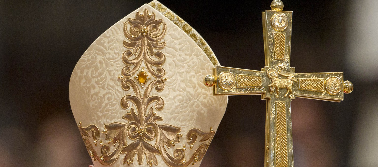 ARCHIV - ZUM TOD DES EMERITIERTEN PAPST BENEDIKT XVI. STELLEN WIR IHNEN FOLGENDES BILDMATERIAL ZUR VERFUEGUNG - Pope Benedict XVI blesses the faithful at the end of a Pentecost Mass inside St. Peter&# ...