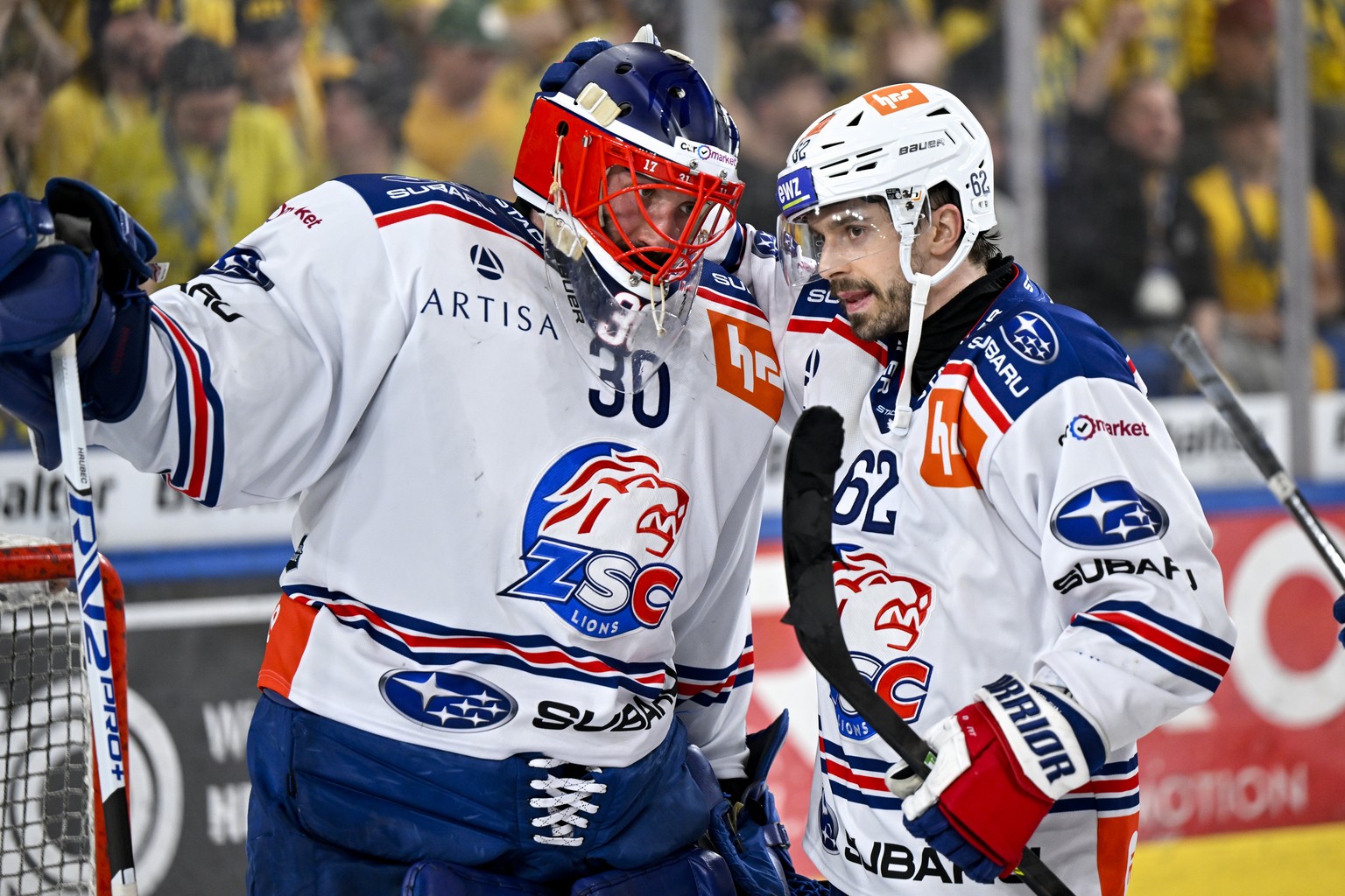 Der Zuercher Denis Malgin, (ZSC), rechts, verabschiedet und bedankt sich bei seinem Torhueter Simon Hrubec, (ZSC), nach dem 2:6 Sieg und Einzug in das Finale, beim sechsten Eishockey Playoff Halbfinal ...