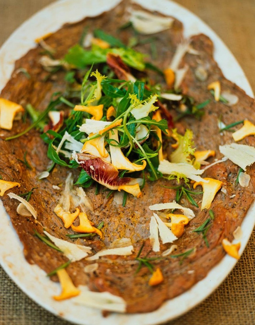 Schiacciata di manzo carpaccio rindfleisch fleisch essen food italien italia http://www.jamieoliver.com/de/recipes/beef-recipes/flash-roast-beef-with-garlic-rosemary-and-girolles-schiacciata-di-manzo- ...