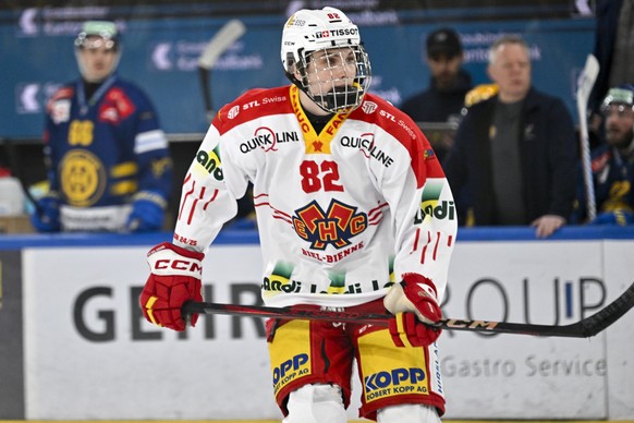 Der 15-jaehrige Bieler Jonah Neuenschwander, im Eishockey-Qualifikationsspiel der National League (NL) zwischen dem HC Davos und dem EHC Biel Bienne, am Sonntag, 2. Februar 2025, in der zondacrypto-Ar ...