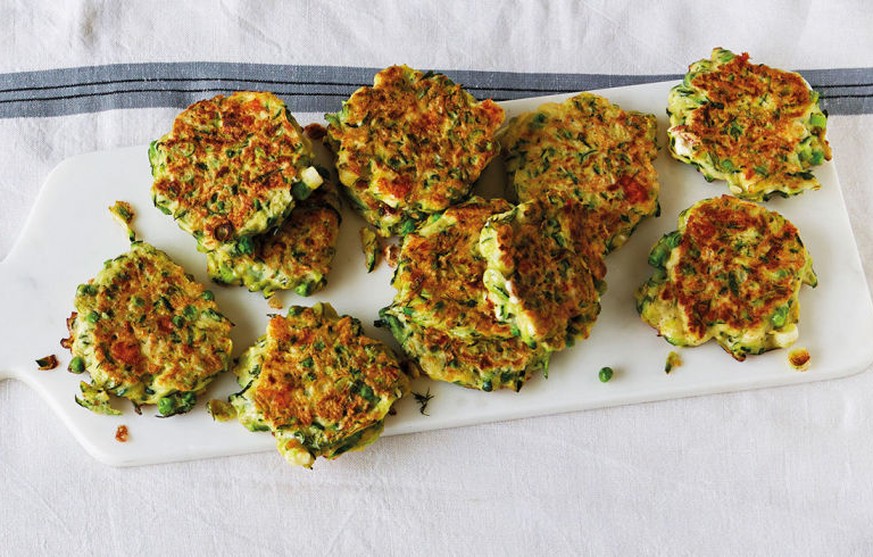 frittelle di zucchine zucchini gemüse vegetarisch italien italia http://www.prima.co.uk/all-recipes/healthy-recipes/a34623/pea-feta-courgette-fritters/
