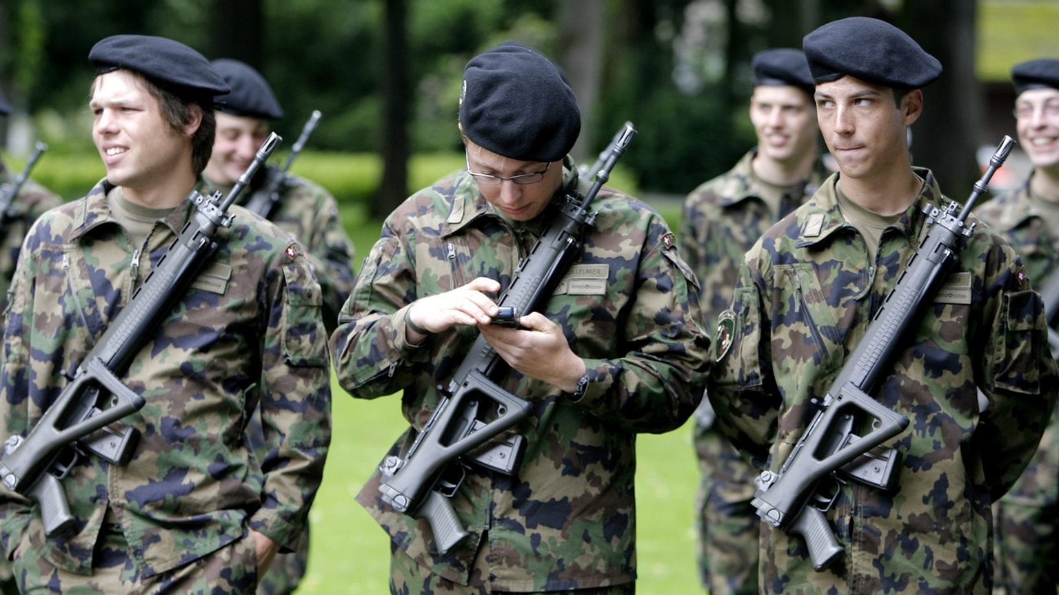 Ein Soldat der Schweizer Armee schaltet vor dem Empfang des Kambodschanischen Koenigs Bat Samdech Praeh Boromneath Norodom Sihamoni in Kehrsatz bei Bern sein Handy ab, am Dienstag, 29. Mai 2007 . (KEY ...