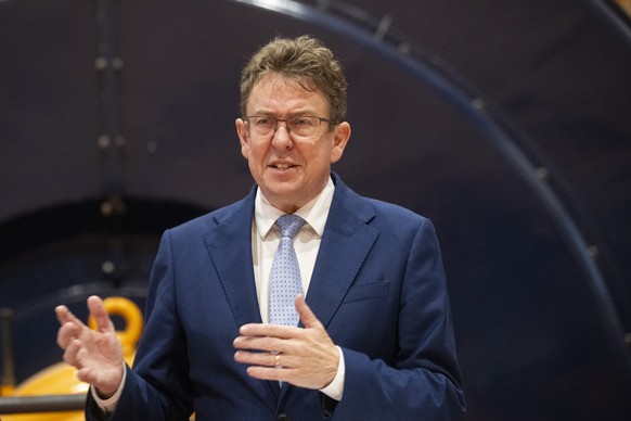 Bundesrat Albert Roesti an einer Medienkonferenz zur Zukunft des Wasserkraftwerkes Lucendro auf der Kantonsgrenze von Uri und dem Tessin, am Freitag, 1. November 2024, in Airolo. Dessen Konzession lae ...