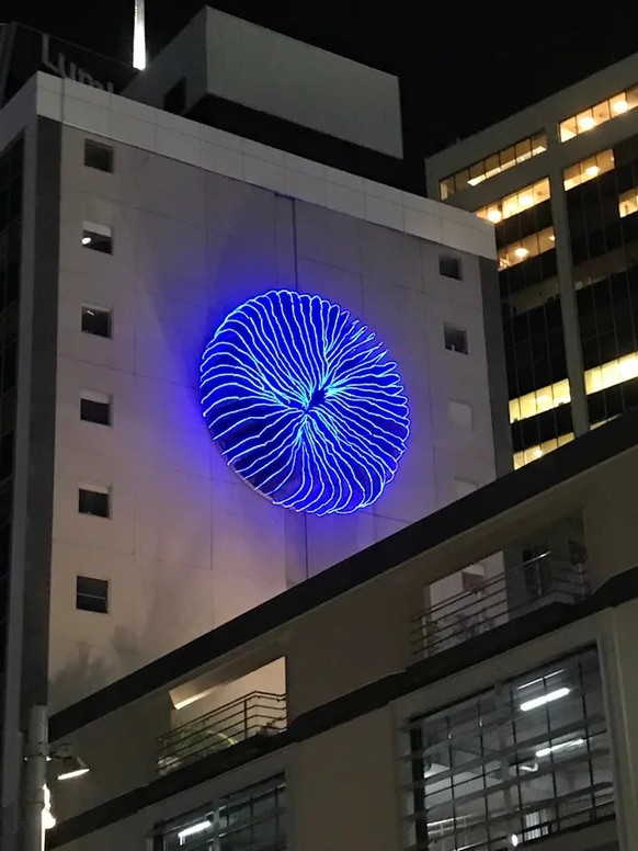 Es ist Zeit für deine 5 Minuten am Tag: PICDUMP!
&quot;Mein Gebäude sieht etwas langweilig aus&quot;
&quot;Was du brauchst ist ein giganitischer, neonbeleuchteter Anus an der Wand!&quot;
&quot;Genia ...