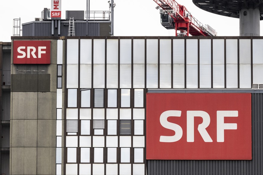 ARCHIVBILD ZUM ANGEKUENDIGTEN STELLENABBAU BEI SRG/SRF --- Das SRF Logo am Gebaeude von Schweizer Radio und Fernsehen, aufgenommen am Montag, 18. Maerz 2024 in Leutschenbach Zuerich. Es seien weitere  ...
