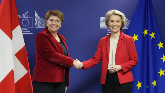 Keine offizielle Timeline: Bundespräsidentin Viola Amherd, links, und EU-Kommissionspräsidentin Ursula von der Leyen eröffnen am 18. März 2024 in Brüssel die Verhandlungen.