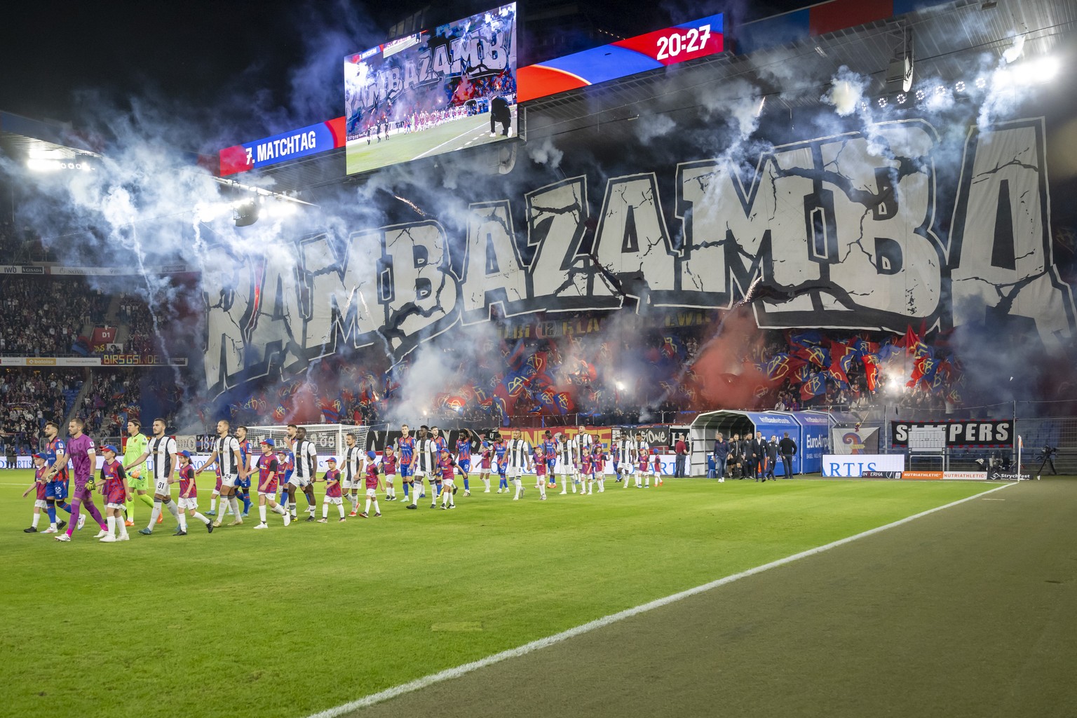 Die Mannschaften werden von den Fans in der Muttenzerkurve mit einem Feuerwerk begruesst vor dem Fussball Meisterschaftsspiel der Regular Season der Swiss Super League zwischen dem FC Basel 1893 und d ...