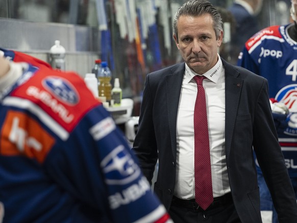 Head Coach Marco Bayer (ZSC) im fuenften Playoff Halbfinal Eishockeyspiel der National League zwischen den ZSC Lions und dem HC Davos, am Dienstag, 8 April 2025, in der Swiss Life Arena in Zuerich. (K ...