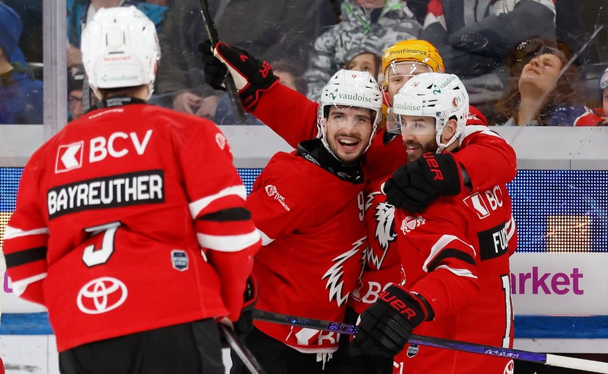 Gavin Bayreuther, Damien Riat, PostFinance TopScorer Antti Suomela und Jason Fuchs (LHC) (von Links) bejubeln den Treffer zum 1:2 im Meisterschaftsspiel der National League zwischen den ZSC Lions und  ...