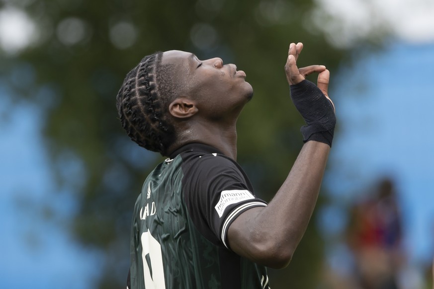 Thierno Barry (FCB) jubelt nach seinem dritten Tor zum 0-5 im Schweizer Cup Spiel zwischen dem FC Subingen und dem FC Basel, am Samstag, 17. August 2024 in Subingen. (KEYSTONE/Peter Klaunzer)