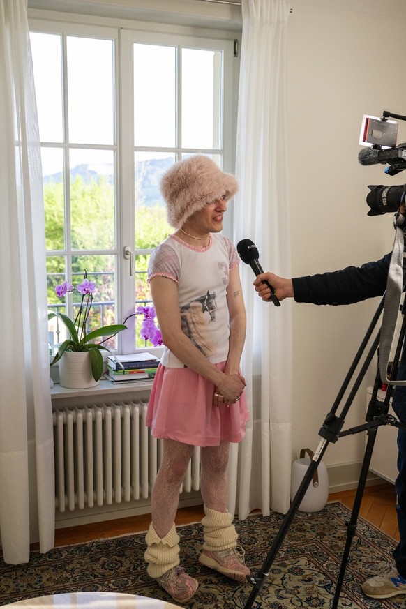Nemo bei einem Interview anlaesslich der Feier zum 50-Jahres-ESC-Sieg von Abba, am Donnerstag, 18. April 2024, in der Schwedischen Botschaft in Bern. Nemo vertritt mit dem Song ?The Code? die Schweiz  ...