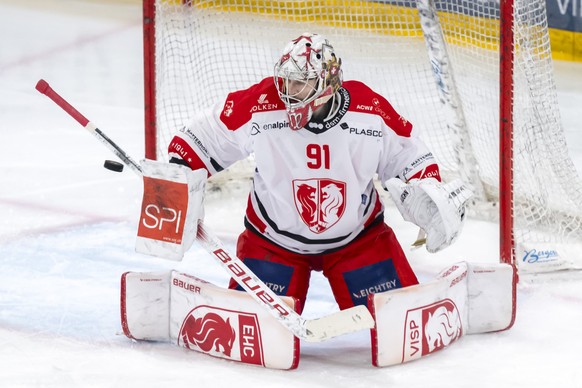 Torhueter Robin Meyer (EHCV) wehrt einen Puck ab im ersten Spiel der League Qualification der Eishockey National League zwischen dem HC Ajoie und dem EHC Visp in der Raiffeisen Arena in Porrentruy, am ...