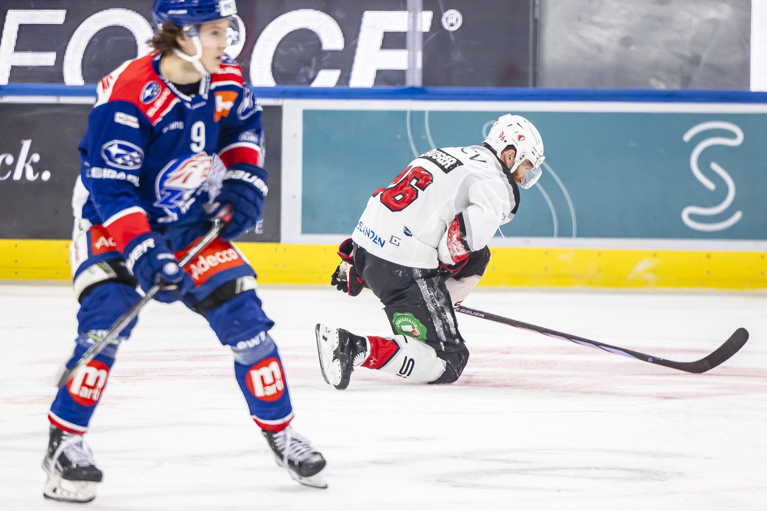 Andrea Glauser (LHC) (rechts) im fuenften Playoff Final Eishockeyspiel der National League zwischen den ZSC Lions und Lausanne HC, am Donnerstag, 25. April 2024 in der Swiss Life Arena in Zuerich. (KE ...