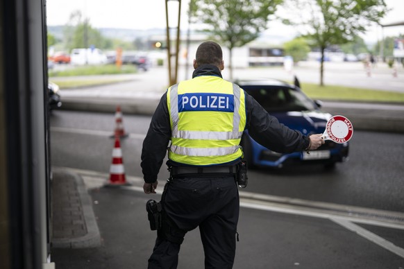 Ein deutscher Bundespolizist steht am Zollamt Konstanz-Autobahn an der Grenze zwischen Kreuzlingen in der Schweiz und Konstanz in Deutschland, aufgenommen am Freitag, 9. Mai 2025. (KEYSTONE/Gian Ehren ...
