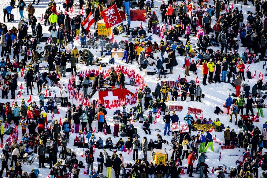 epa11834006 Spectators cheer during the Men&#039;s Downhill race at the FIS Alpine Skiing World Cup in Wengen, Switzerland, 18 January 2025. EPA/JEAN-CHRISTOPHE BOTT